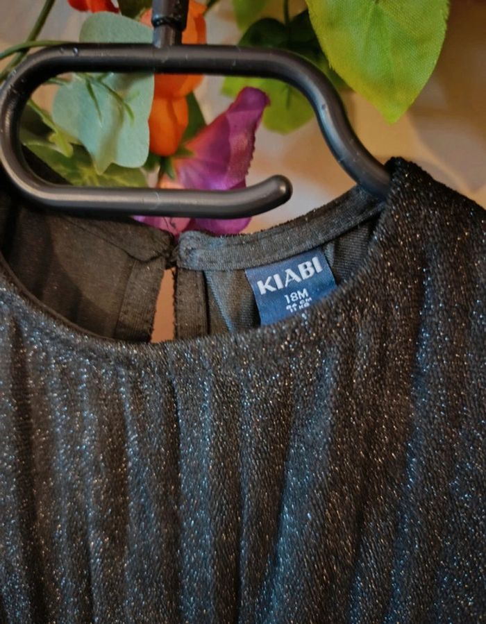 Jolie robe noire brillante 18mois Kiabi - photo numéro 3