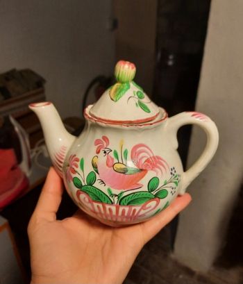 Théière ancienne en faïence française de Saint Clément Lunéville