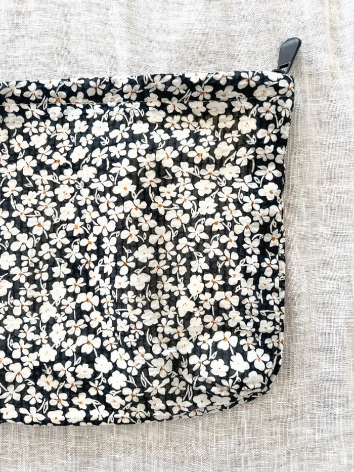 Jolie pochette à fleurs noir et blanche - photo numéro 2