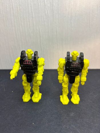 Lot de deux robots vintage figurine action figure jouet bootleg