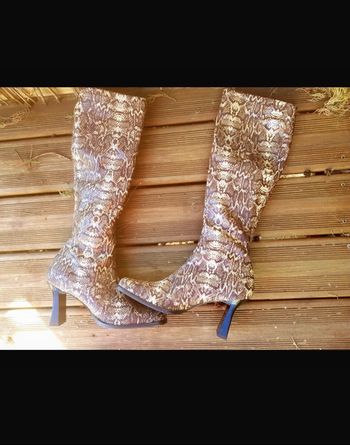 paire de bottes à talons bobine effet python serpent.
