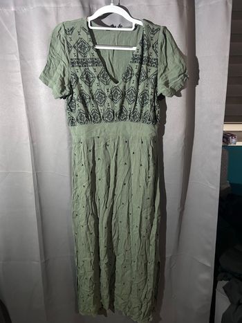 Robe mi longue, couleur vert foncé, taille 42