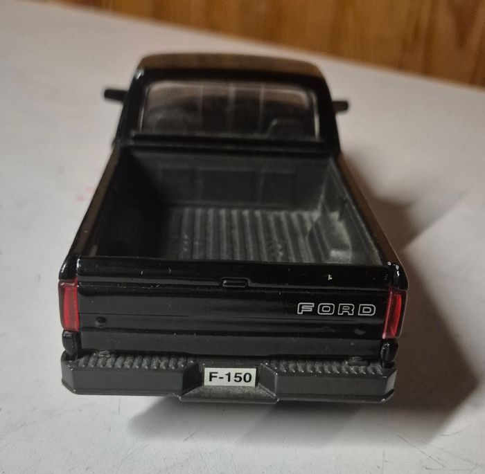 MAISTO vehicule miniature a friction ford F-150 pick up noir 1/25 - photo numéro 4