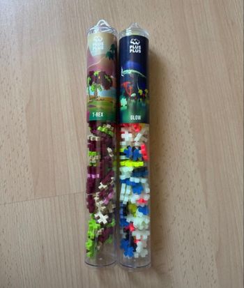 Lot de deux tubes de Plus plus T tex et lumineux 