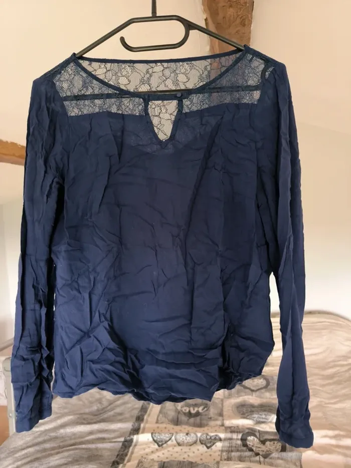 Blouse femme manches longues épaules dentelle