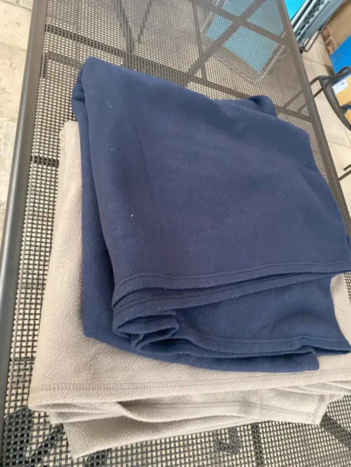 Lot de deux grandes couvertures, polaires, 220 × 250