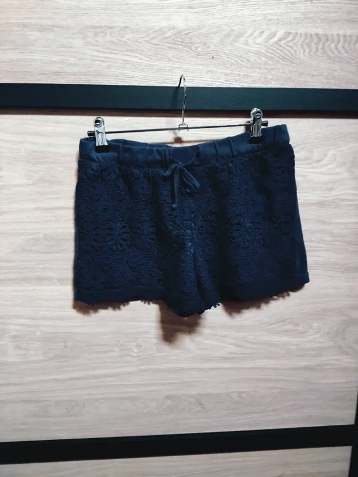 Short bleu foncé, dentelle sur le devant - photo numéro 2