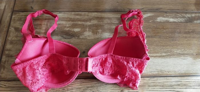 Soutien gorge rouge gorge - photo numéro 3