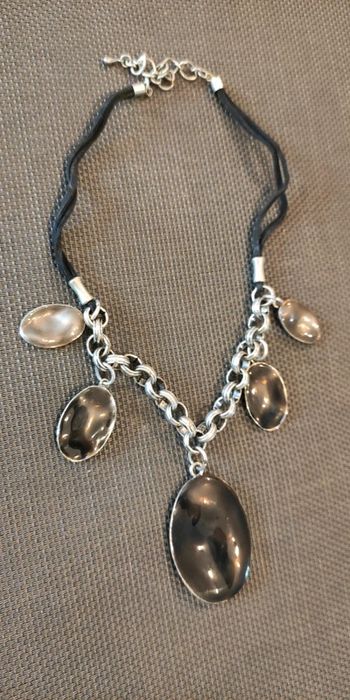 Collier noir argenté