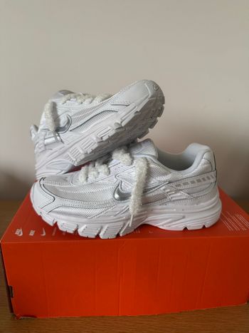 Nike Initiator Blanche Lacets Fluffy
