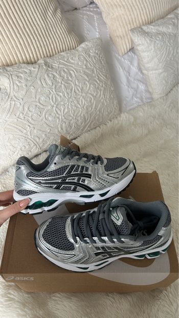 Baskets argenté et verte