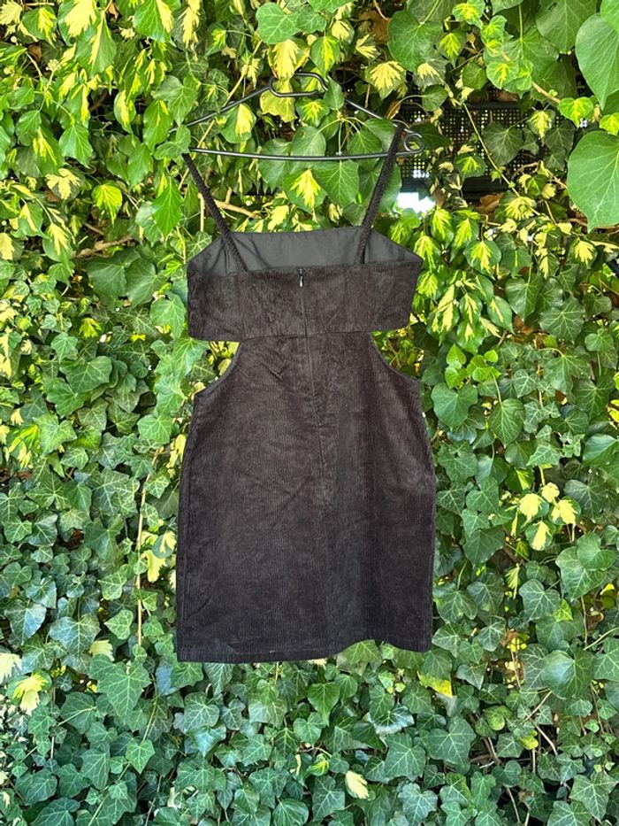 Petite robe noire ajourée sur les côtés taille 38 - photo numéro 6
