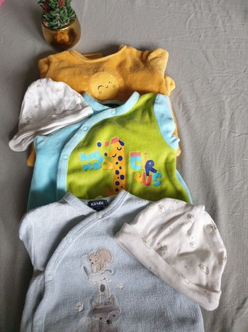 lot pyjama  mixte  et deux bonnet