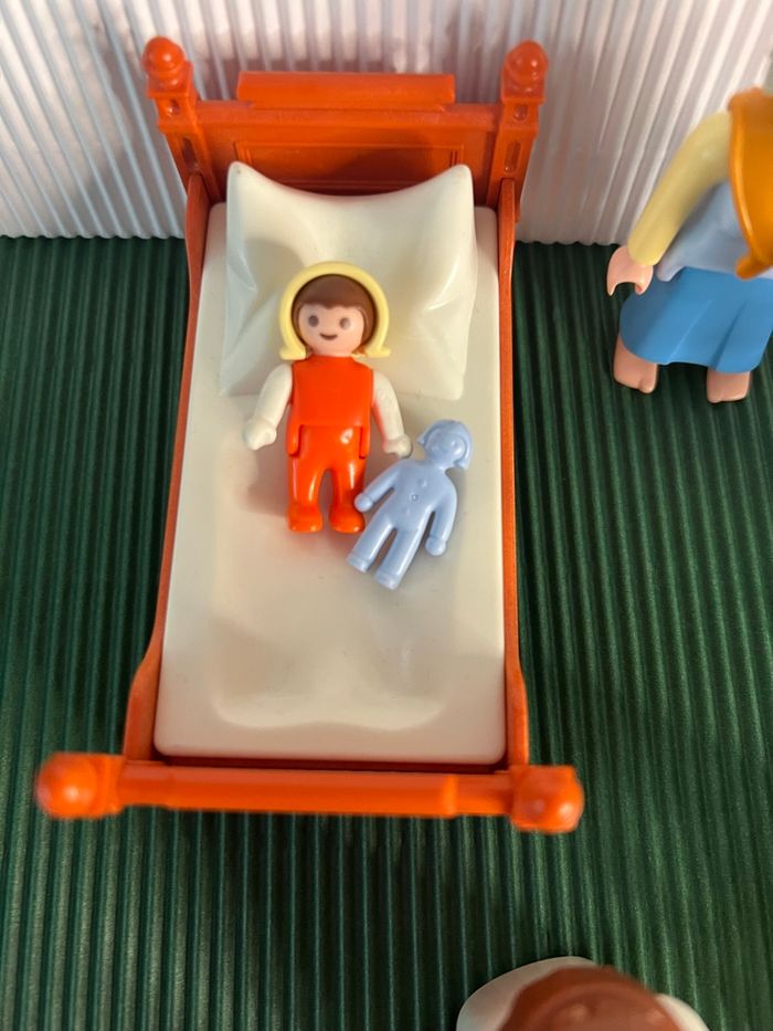 Lot de Playmobil + accessoires - photo numéro 2