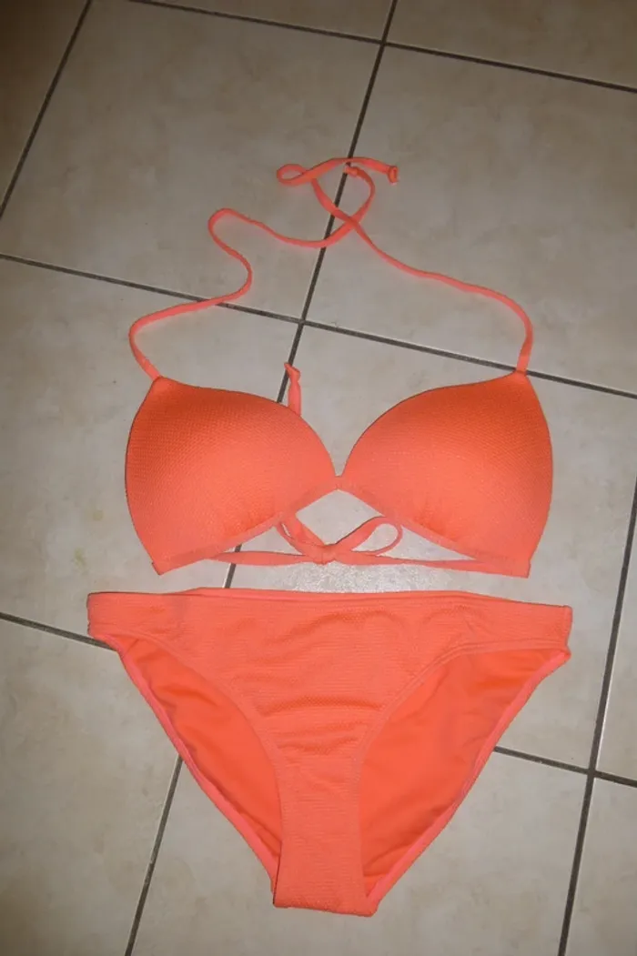 superbe maillot de bain 2 pièces rose fluo nid d'abeille taille L = 42/44