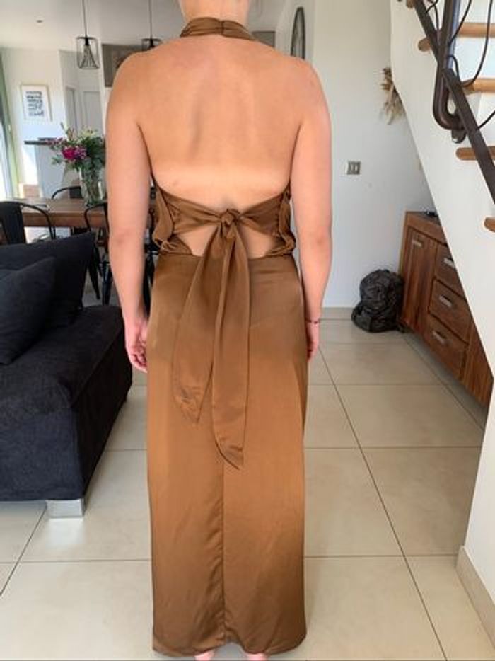 Robe cérémonie Zara neuve en satin marron - photo numéro 2