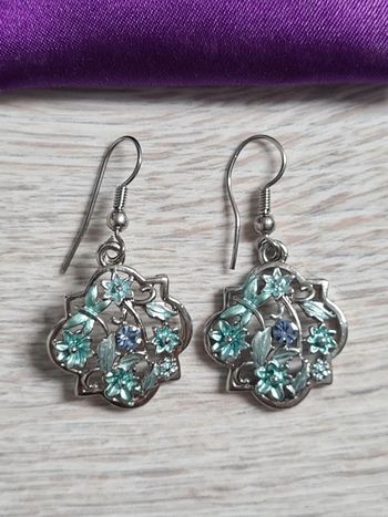 Jolies boucles d'oreilles argentées et bleues neuves