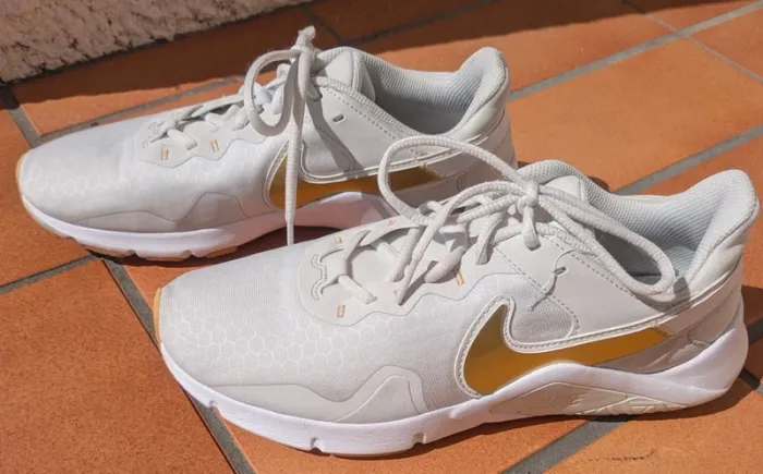 Baskets Nike Legend Essential 2 pour femme TBE - photo numéro 2
