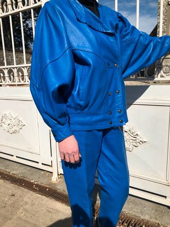 Veste et pantalon bleu électrique