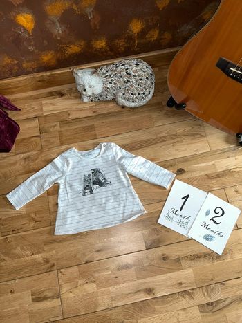 Joli t-shirt blanc cassé et argenté très bon état ikks 12mois/74cm