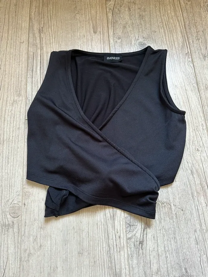Crop top cache cœur noir noeud dans le dos ouvert