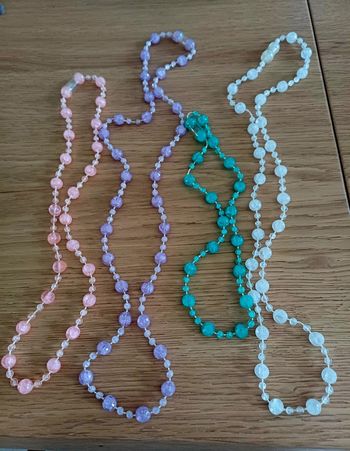 4 colliers avec perles colorées