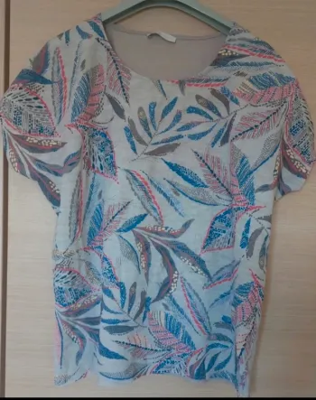 Tee-shirt imprimé  feuilles gris bleu rose  armand thiery  taille 46