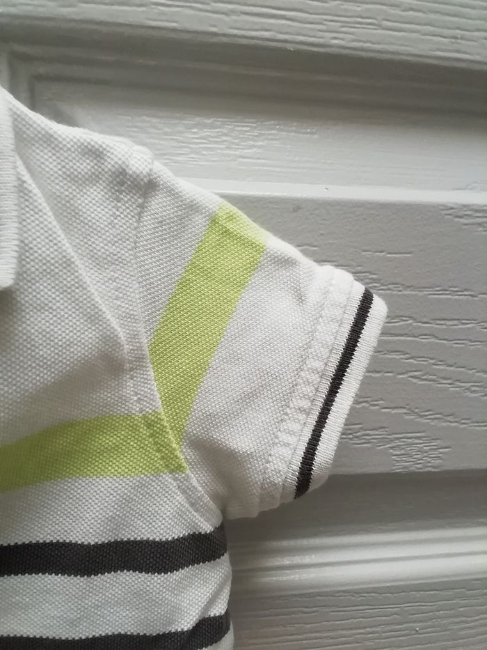 Vends polo garçon blanc rayé gris et vert avec motif sur le devant - photo numéro 6