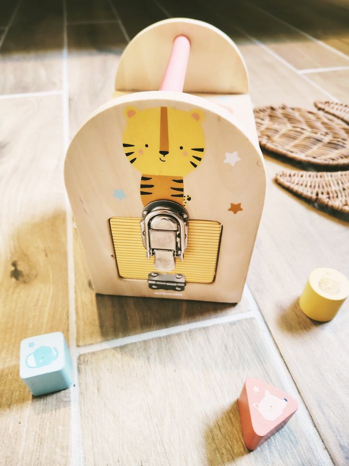 🏠Maison 2 en 1 en bois multi activités boîte à formes et verrous marque Vertbaudet - photo numéro 2