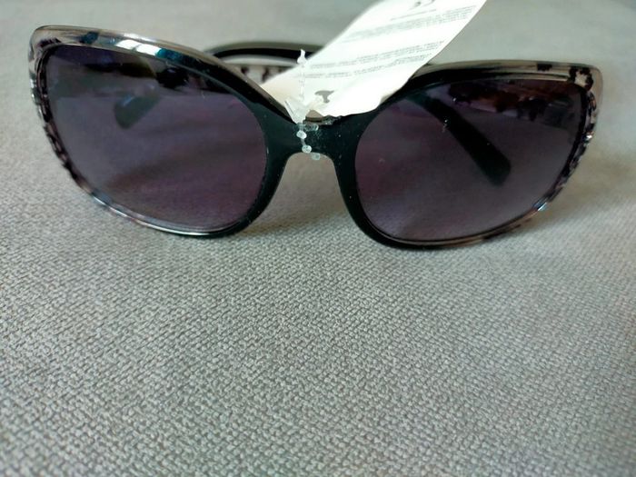 Lunettes de soleil œil de chat noir et écaille