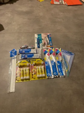 Lot de fournitures scolaires
