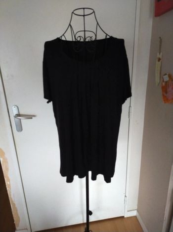 Joli haut noir sans marque et taille
