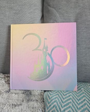 Livre 30 ème anniversaire Disneyland Paris Cast Member 