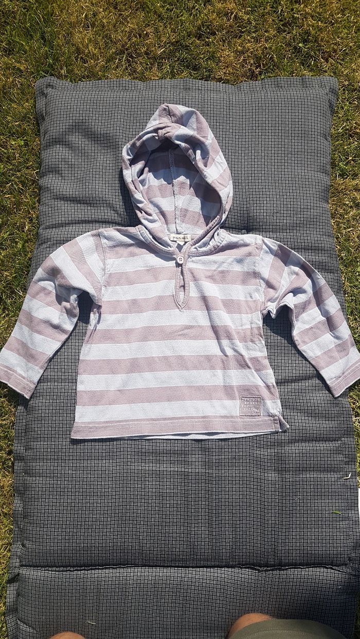 Tshirt manche longue à capuche marque grain de blé 24 mois