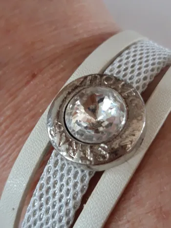 Joli bracelet aimanté blanc avec strass