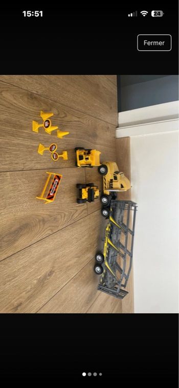 Camion avec véhicule chantier 