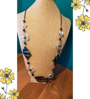 Collier fantaisie noir et transparent – Formes modernes, style graphique