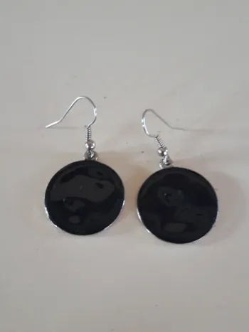 Jolies boucles d'oreilles pendantes noires et argentées