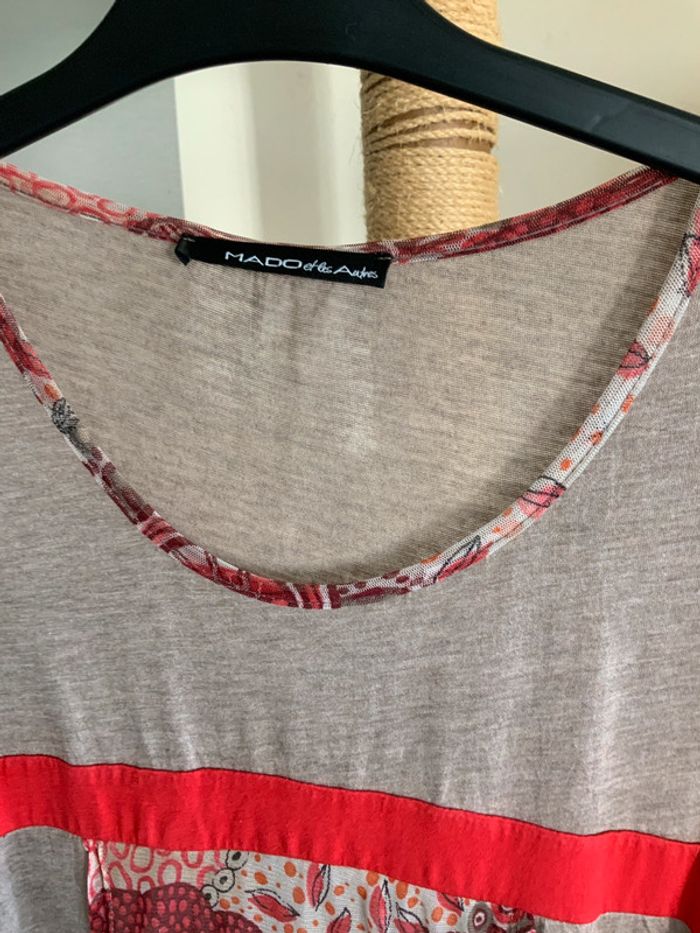 Top gris et tons de rouges Mado et les autres taille 46 48 très bon état - photo numéro 6