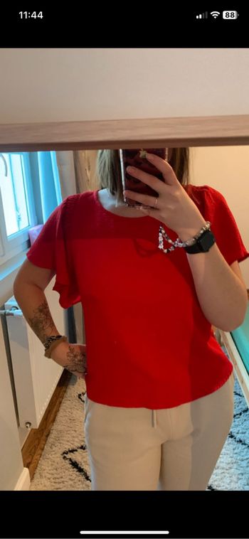 Top rouge avec manches papillons