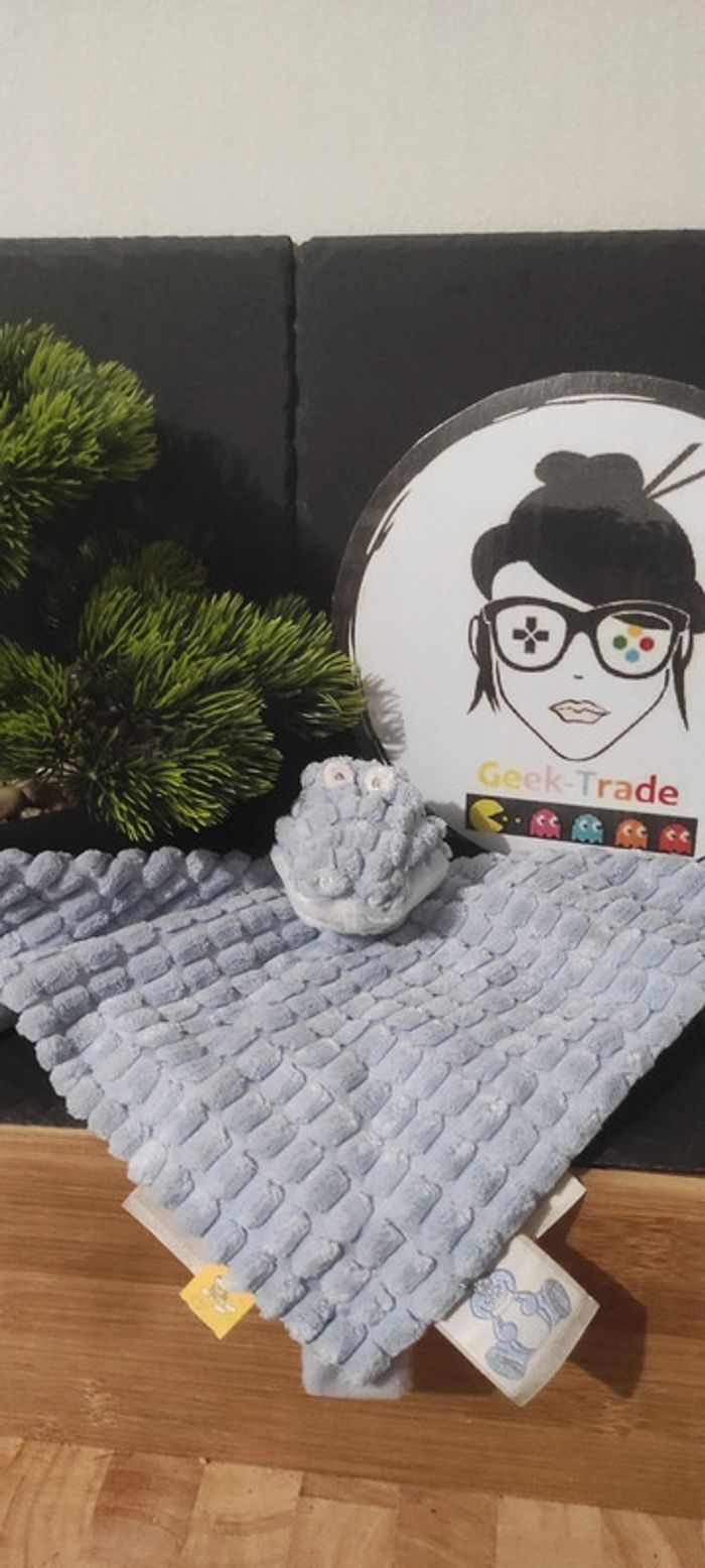 Doudou bill le crocodile bleu blanc bandana noukie's côtelé Carré Plat Amtoys