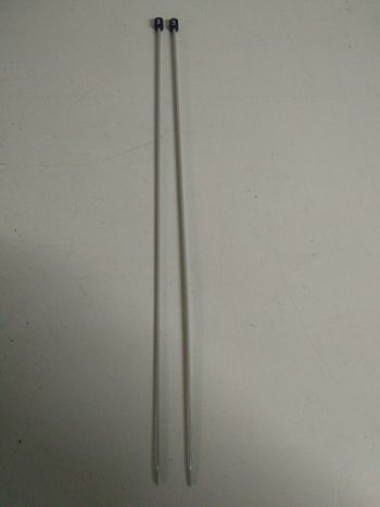 2 aiguilles à tricoter numéro 3