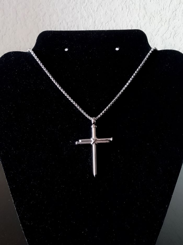 Chaîne + pendentif religieux - photo numéro 3