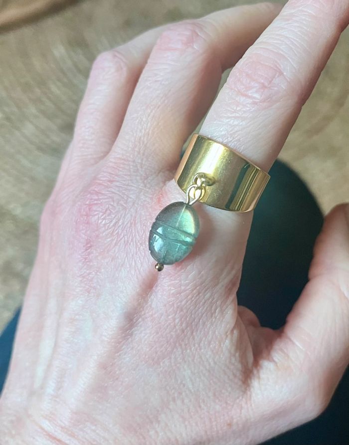 Bague pampille amulette scarabée Labradorite