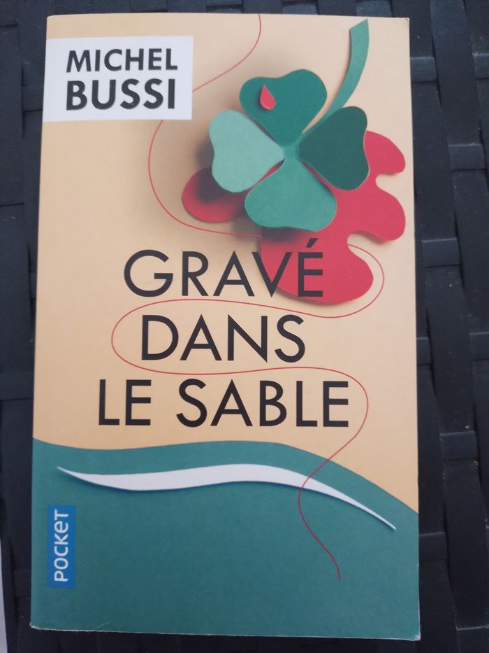 Livre gravé dans le sable