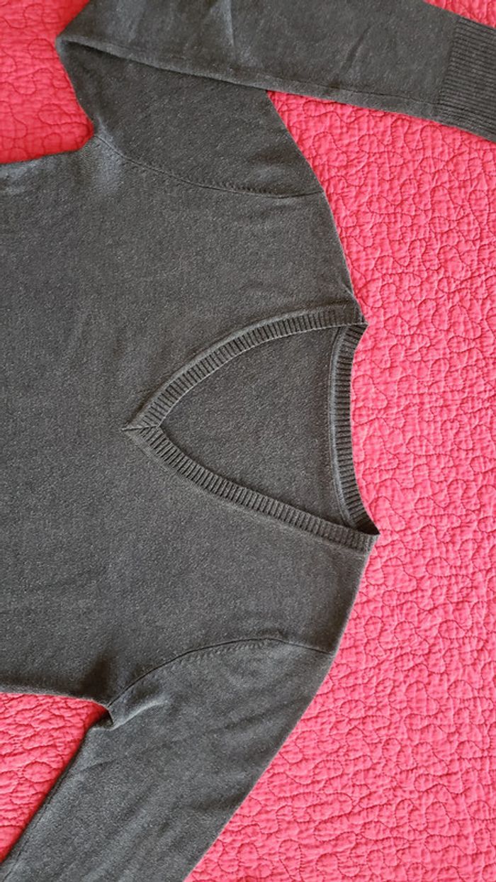 Pull gris avec le col en V en taille M - photo numéro 2