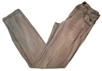 Jean slim fit taille S en très bon état sauf ce truc noir
