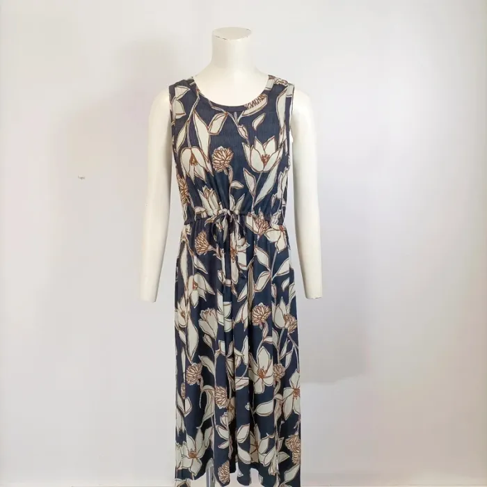 Robe plissée sans manches - Taille M - robe longue Noir motif beige - dos ouvert - ceinture taille M