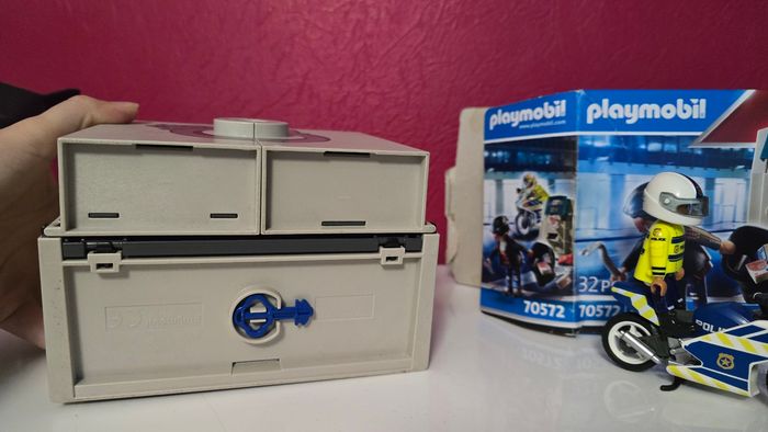 Lot playmobil : voleur et policier et poste police transportable - photo numéro 7