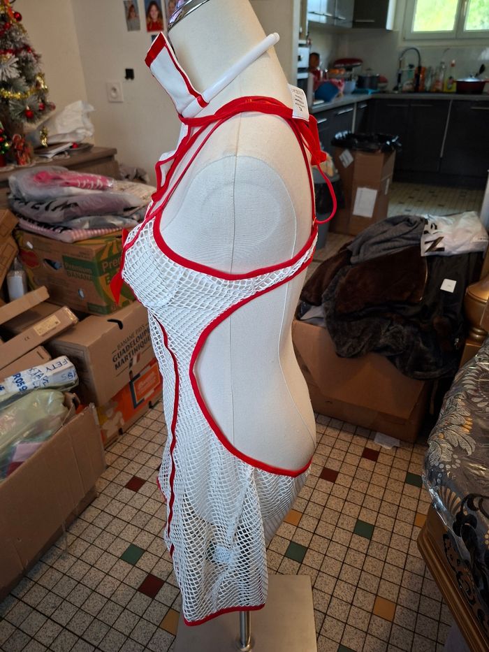 Costume + string +,serre tete  infirmiere et blanc rouge  femme neuf taille 42
95 % polyester
5 % elastran
Prix 8 euro - photo numéro 2